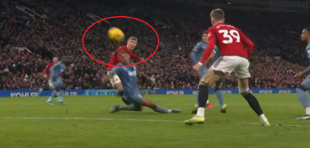 Her ryger bolden i mål: Se Rasmus Højlunds første Premier League-mål for Manchester United