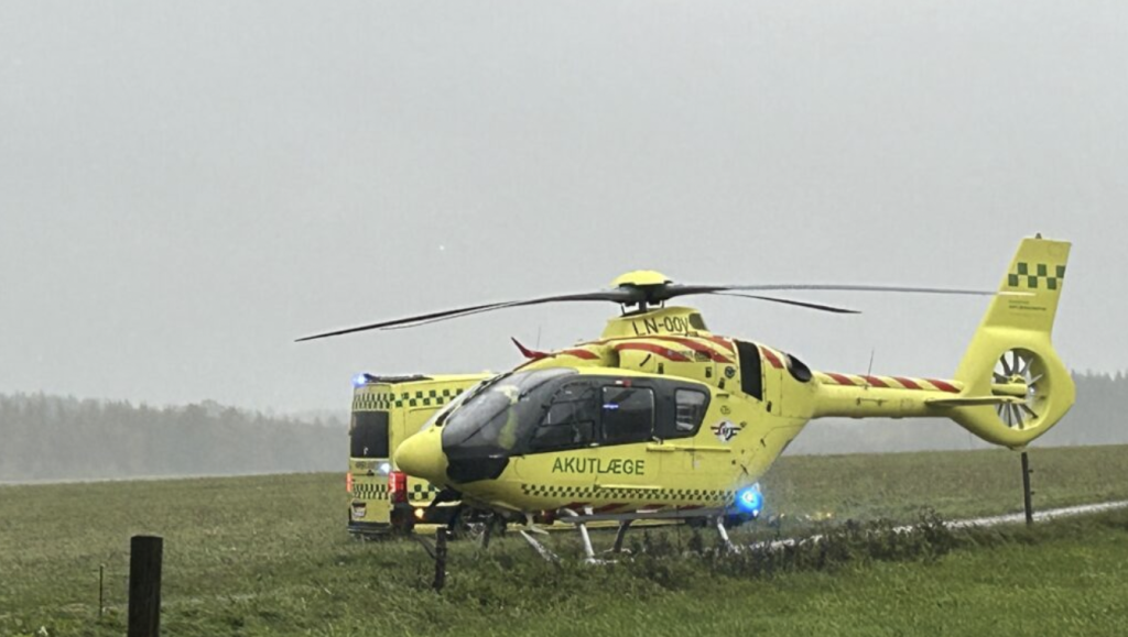 43-årig mand hastet til hospitalet i helikopter: Ramt af metaldør på vej til arbejde