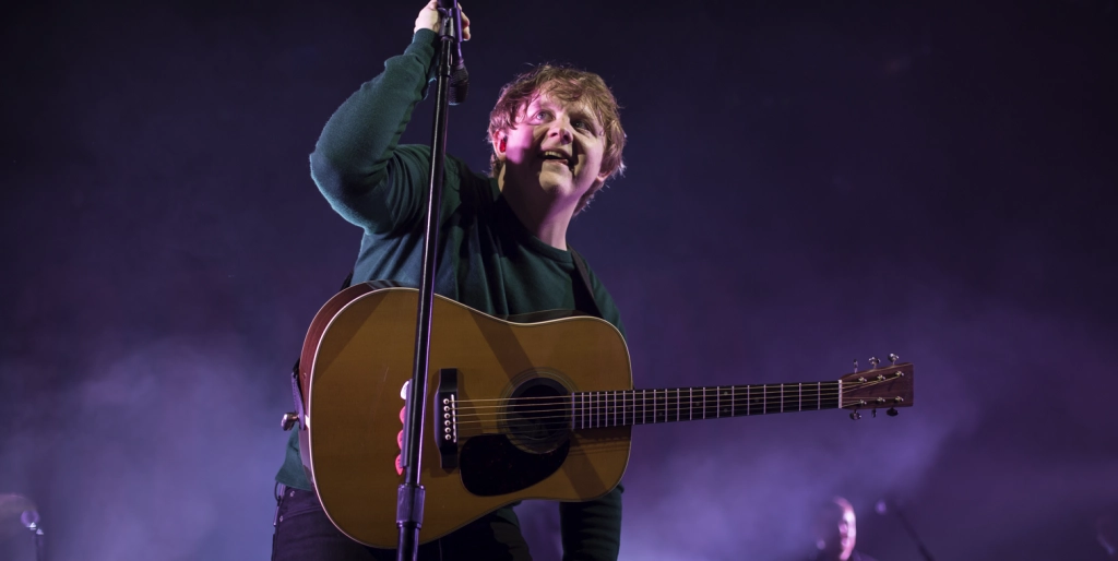 Lewis Capaldi trak stikket på ubestemt tid: Over et halvt år senere er der nu nyt fra sangeren