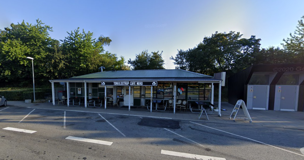 Bil bragede gennem cafeterias facade: Det er ikke første gang