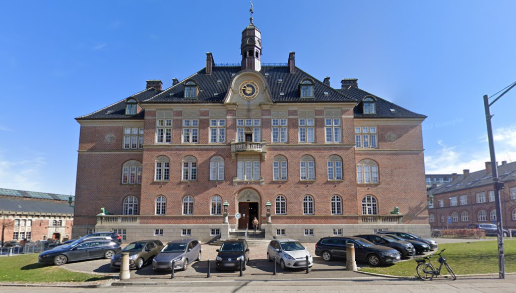 Kaos i retten: 27-årig anklaget for røveri med økse forsøger at sparke betjent under retssag