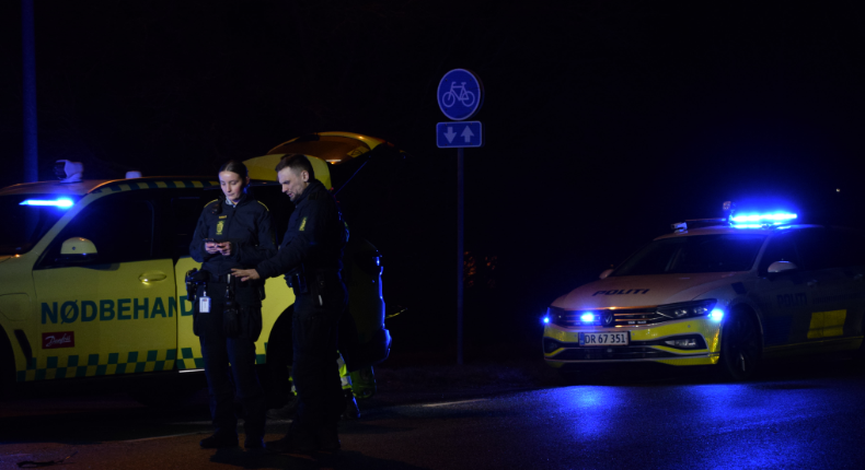 Bilist kolliderede med havareret bil torsdag aften: Person hastet til hospitalet