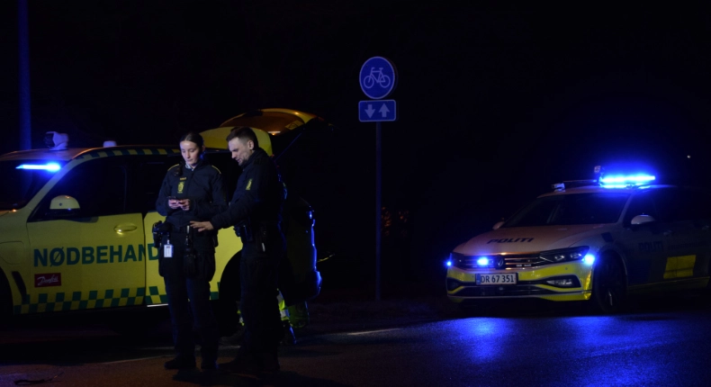 Bilist kolliderede med havareret bil torsdag aften: Person hastet til hospitalet