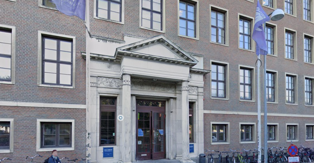 Kort før gymnasiefest: Gymnasium tager narkohunde og strenge toiletregler i brug