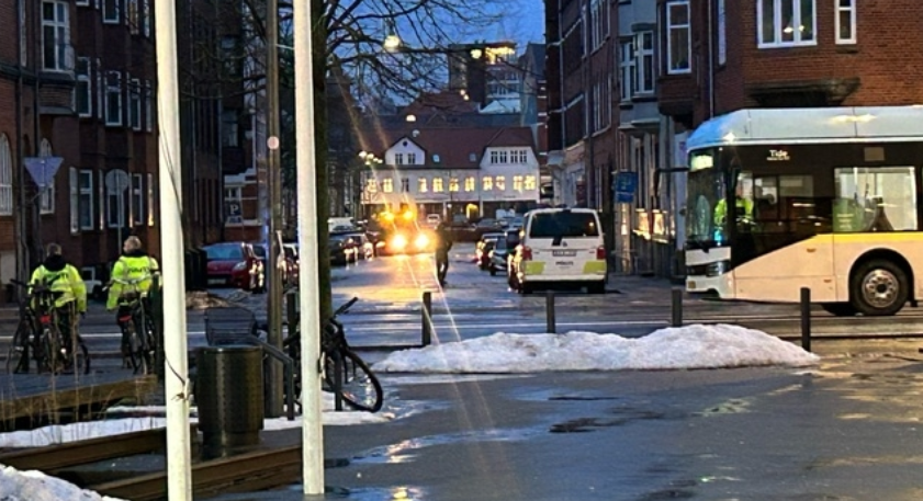 Kvinde påkørt af bus midt i dansk by: Hastet til sygehus i kritisk tilstand