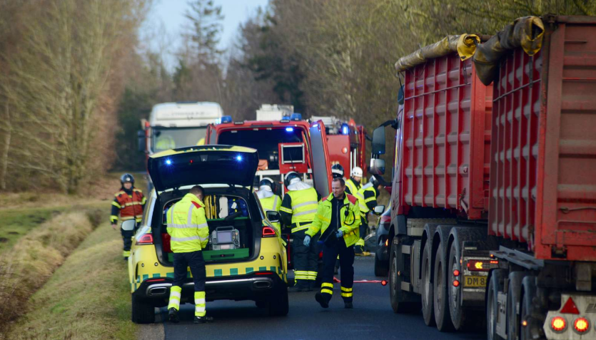 Alvorlig soloulykke i dansk by: Mand hastet til hospitalet i helikopter