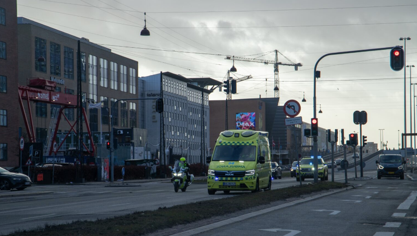 9-årig hastet til hospitalet med politieskorte: Påkørt af lastbil i dansk by