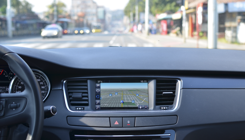 Omkring halvdelen af danskerne har det i sin bil: Kan ende med farlige situationer