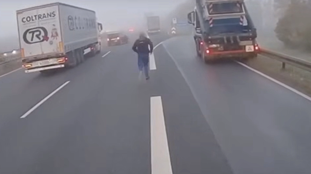 Lastbilchauffør redder kollegas liv i dramatisk motorvejshændelse: Se videoen her