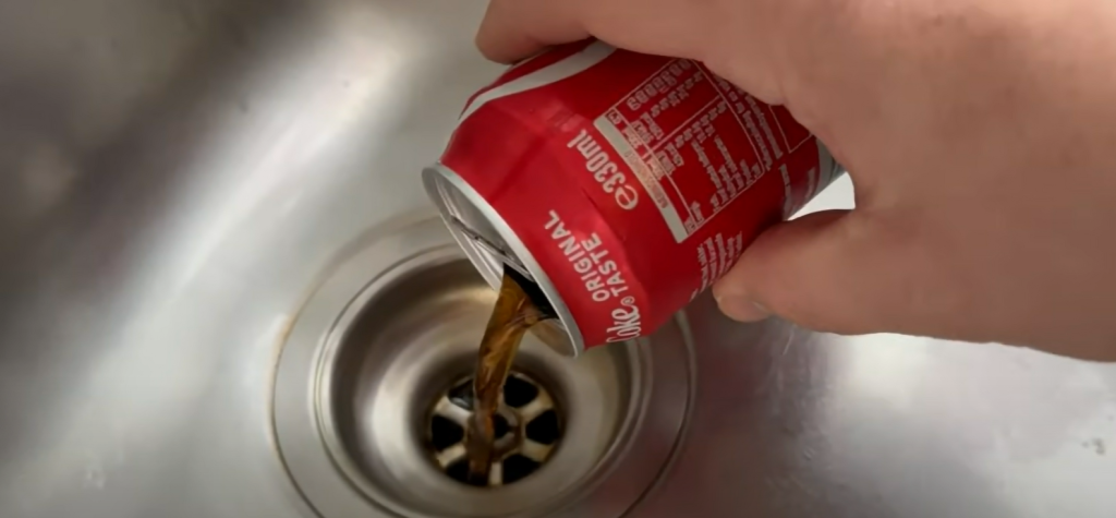 Han hælder Cola i håndvasken: Når du ser hvorfor vil du gøre det samme