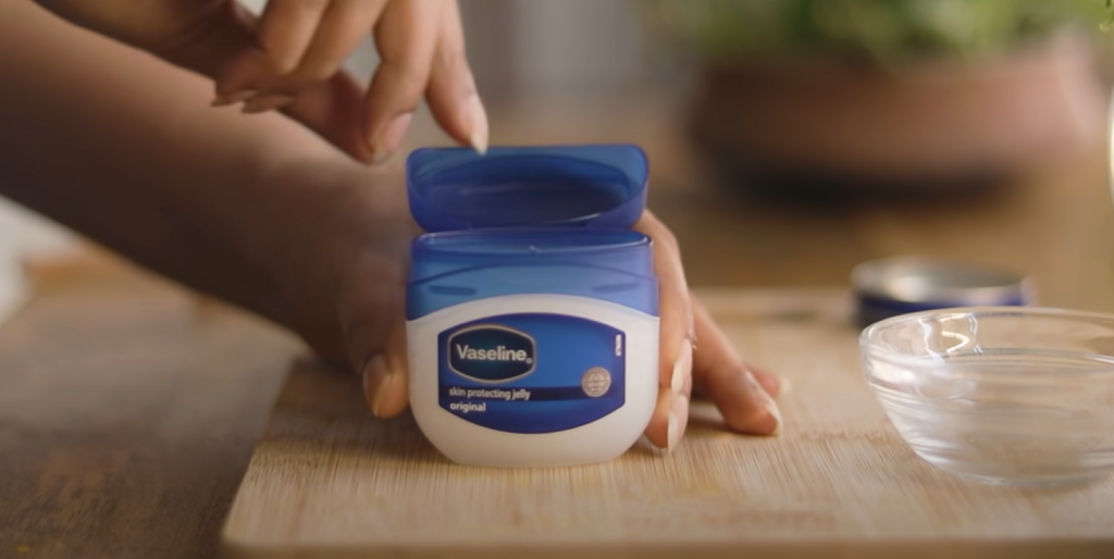 De fleste har det liggende på badeværelset: Disse 5 geniale ting kan du bruge vaseline til