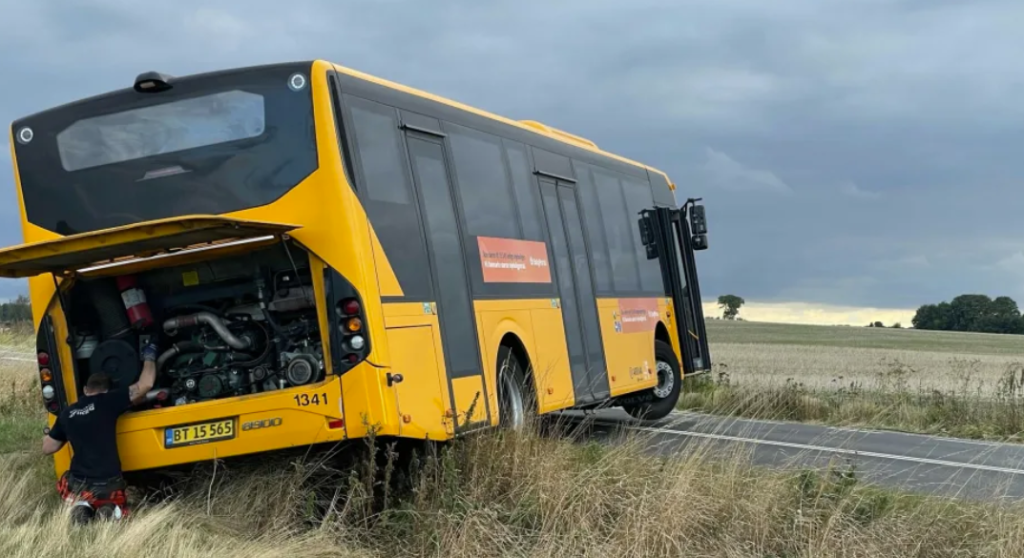 Enhver forælders mareridt: Bus fyldt med skolebørn er kørt i grøften