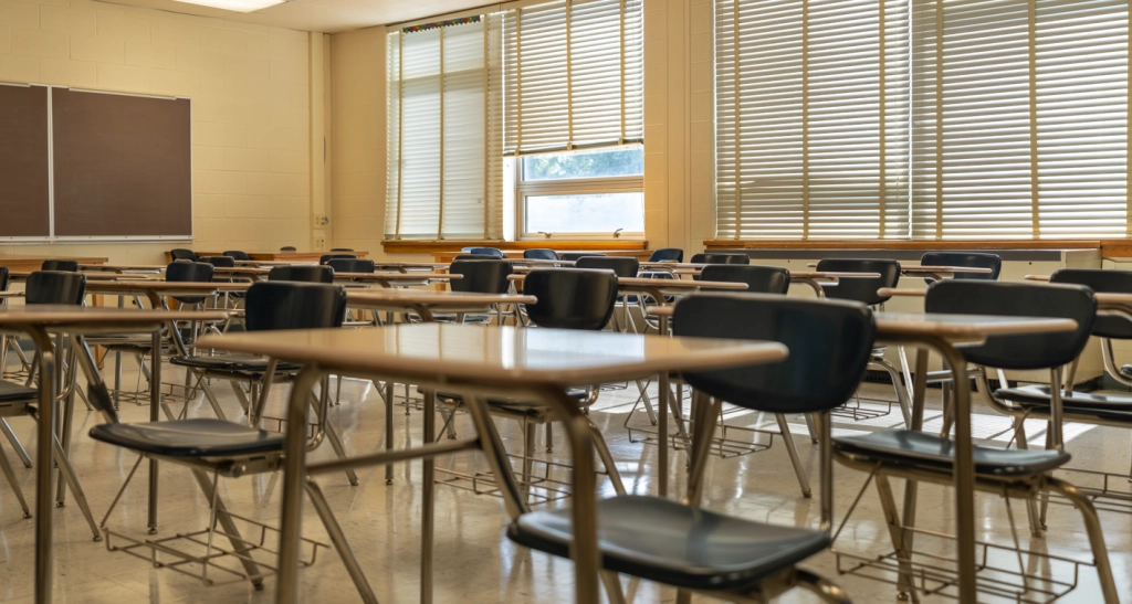 16-årig dreng pjækkede fra skolen hver dag i næsten to år: Det resulterede i en bøde på svimlende beløb til hans enlige mor