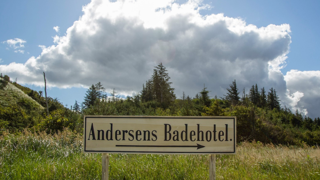 Flere har undret sig: Nu svarer ‘Badehotellet’-stjerne på spørgsmålet alle har ventet på