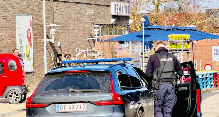 Politiet talstærkt til stede: Mystisk dødsfald i Rema 1000