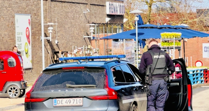 Politiet talstærkt til stede: Mystisk dødsfald i Rema 1000