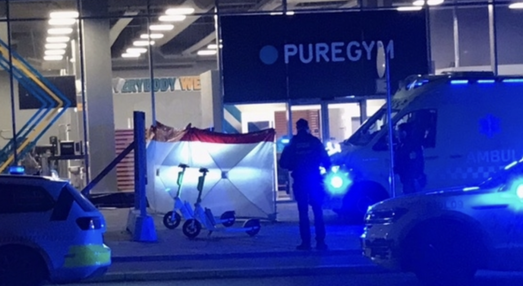 Politiet massivt til stede: 17-årig pige er faldet ned fra høj bygning