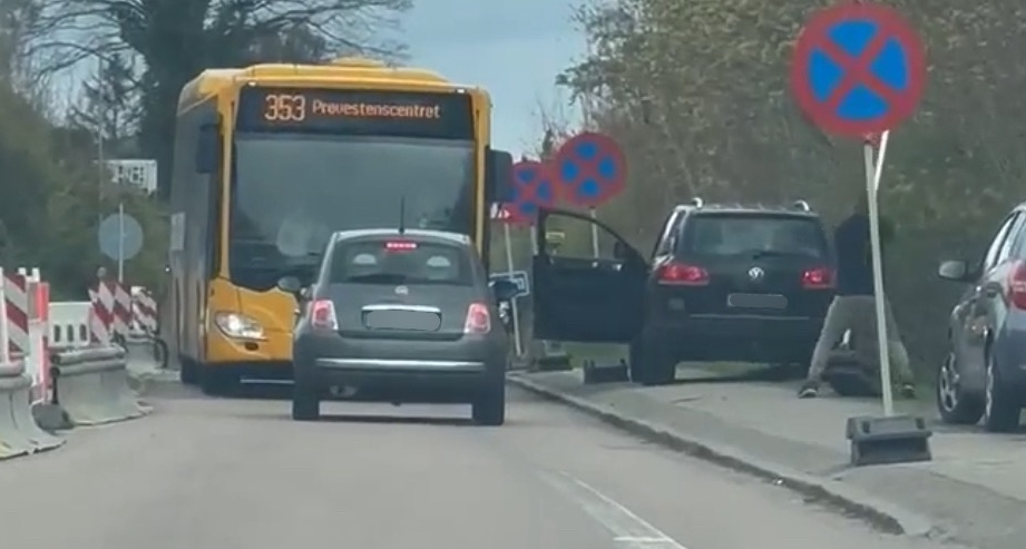 Stædig kvinde i Fiat 500 spærrer trafikken i myldretiden