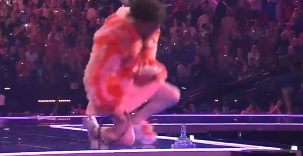 Se videoen: Schweizisk vinder af Eurovision smadrer sit trofæ på scenen