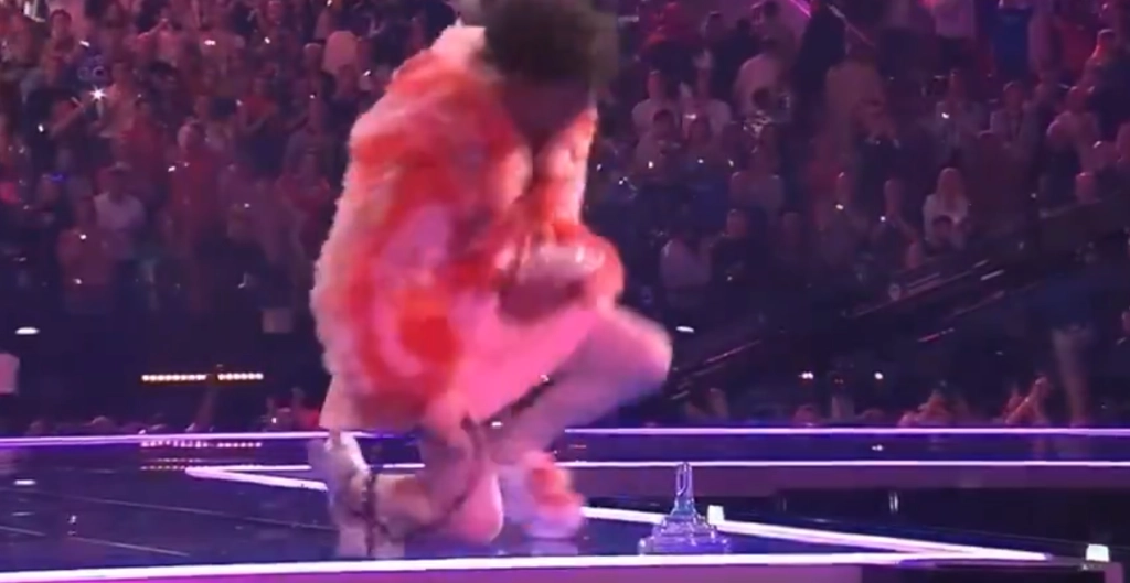 Se videoen: Schweizisk vinder af Eurovision smadrer sit trofæ på scenen
