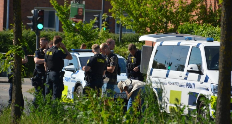 15-årig dreng dræbt ved busstoppested: Nu deler politiet nyt om relationen til den anholdte