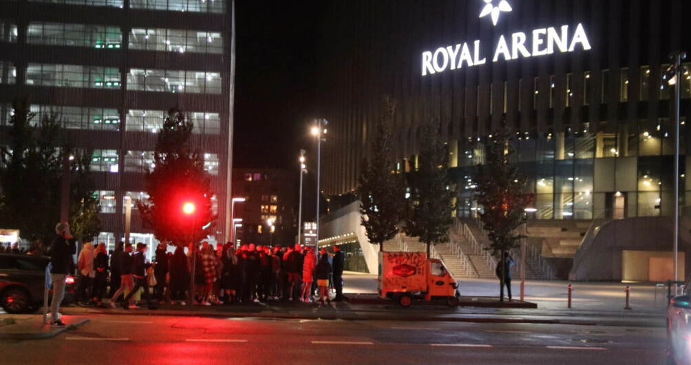 Rasende gæster stormer ud af Royal Arena: Forsinket med flere timer