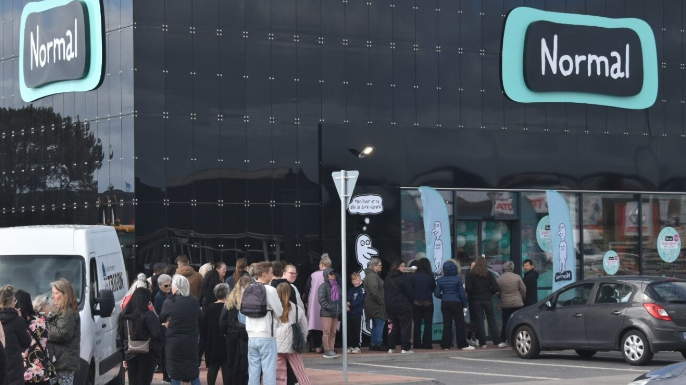 Kunderne strømmer til: Normal uddeler gratis gaver og gode tilbud