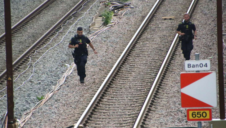 Dramatisk aktion på togstation: Betjente jagtede grædende pige på skinnerne