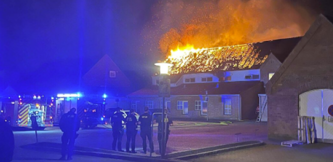Alt er afspærret: Molotovcocktail udløser voldsom brand