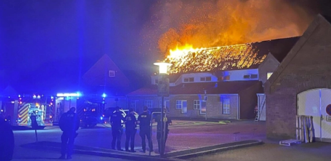 Alt er afspærret: Molotovcocktail udløser voldsom brand