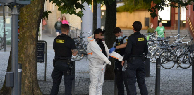 Politiet massivt til stede: Mand ført væk i DNA dragt