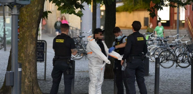 Politiet massivt til stede: Mand ført væk i DNA dragt