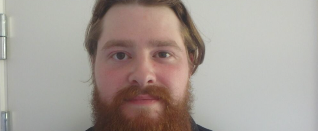 I marts blev ung mand fundet alvorligt kvæstet efter kidnapning: Nu efterlyser politiet 28-årige Kevin