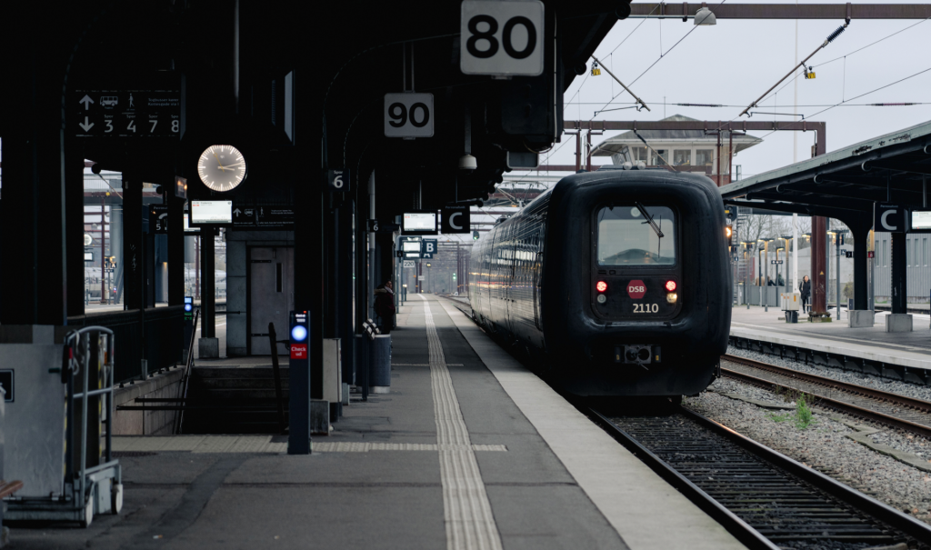 Mand faldt af tog med 155 kilometer i timen: Blev først fundet 16 dage efter