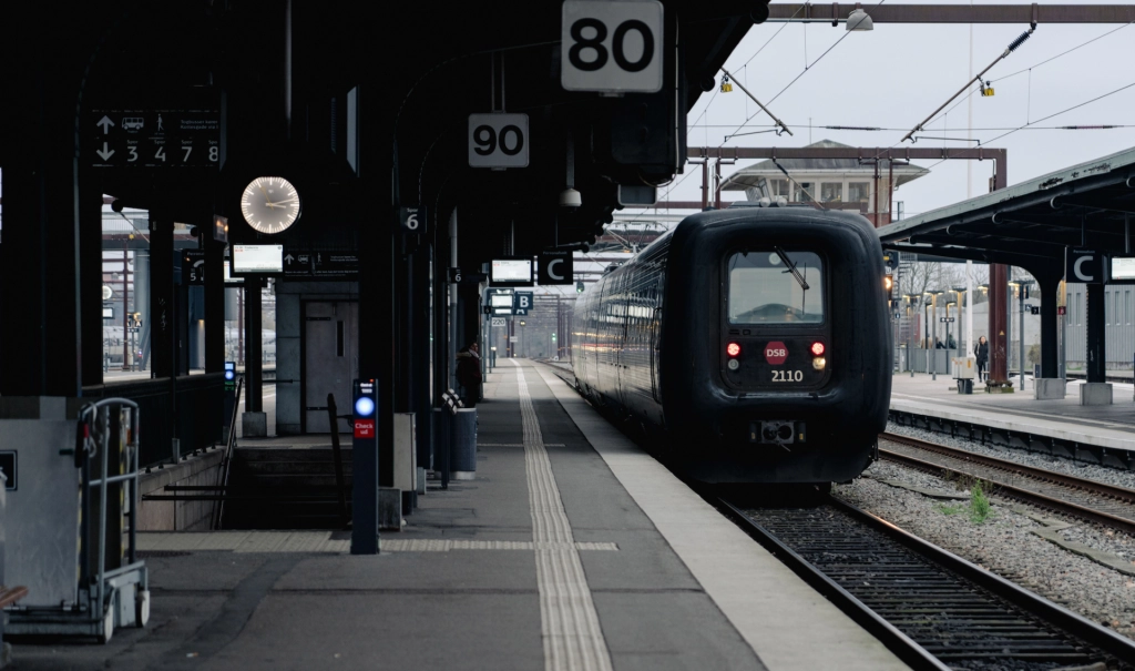 Mand faldt af tog med 155 kilometer i timen: Blev først fundet 16 dage efter