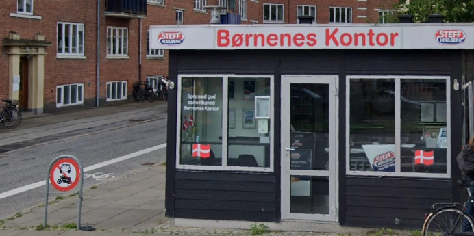 Pølsemand vil gøre verden til et bedre sted: Uddeler gratis hotdogs hver dag til hjemløse og udsatte