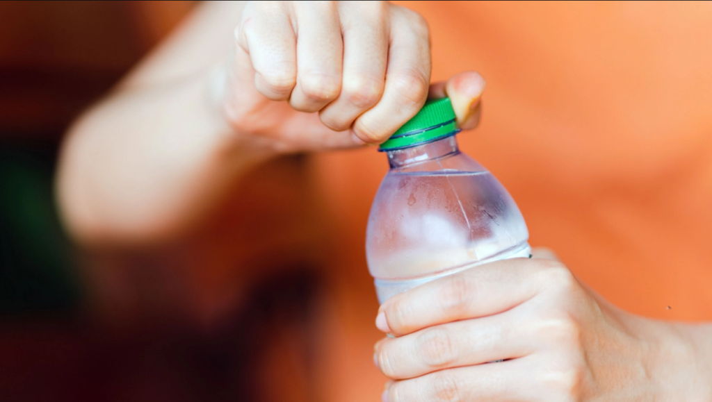Så længe kan du drikke vand fra en plastikflaske