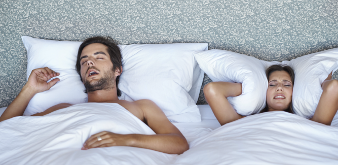 Slut med at støje i søvne: 7 tips der gør en ende på din snorken