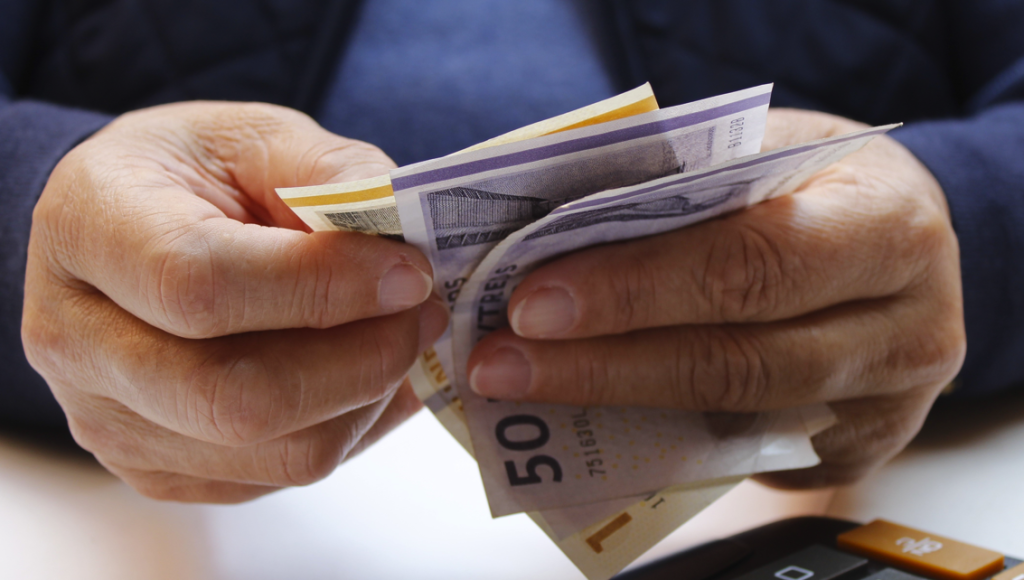 Flere danskere hopper på bølgen: Giver flere penge på kontoen