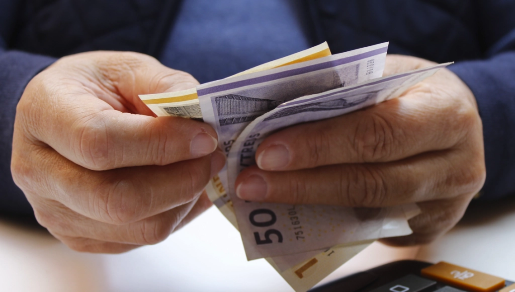 Flere danskere hopper på bølgen: Giver flere penge på kontoen