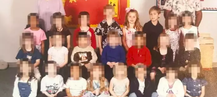 De står og kigger på gammelt klassefoto: Hvad de så får øje på, giver dem et kæmpe chok