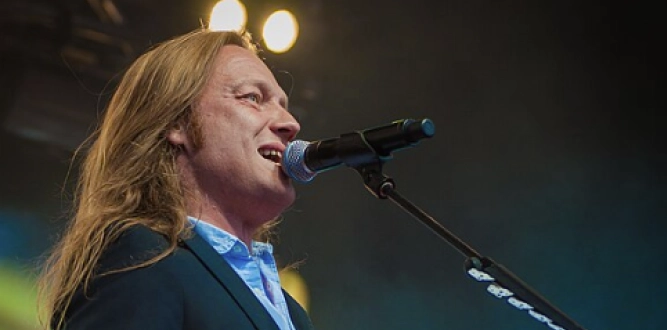 Jesper Binzer åbner op om kampen mod sin afhængighed: Fortryder det ikke