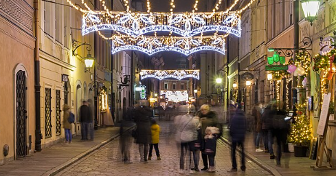En uselvisk julegestus: Janni efterlader små gaver rundt i gaderne