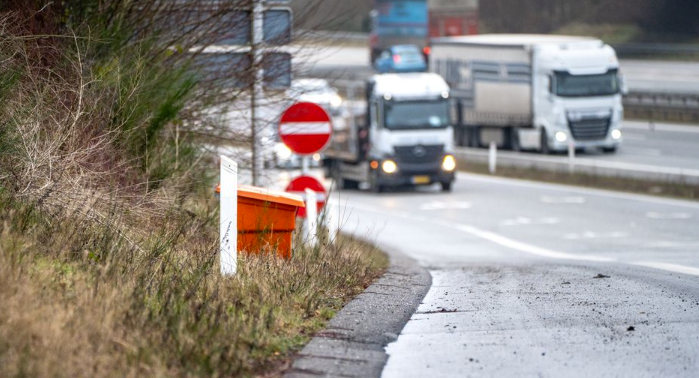 Flere har undret sig: Derfor er der placeret orange kasser langs motorvejene