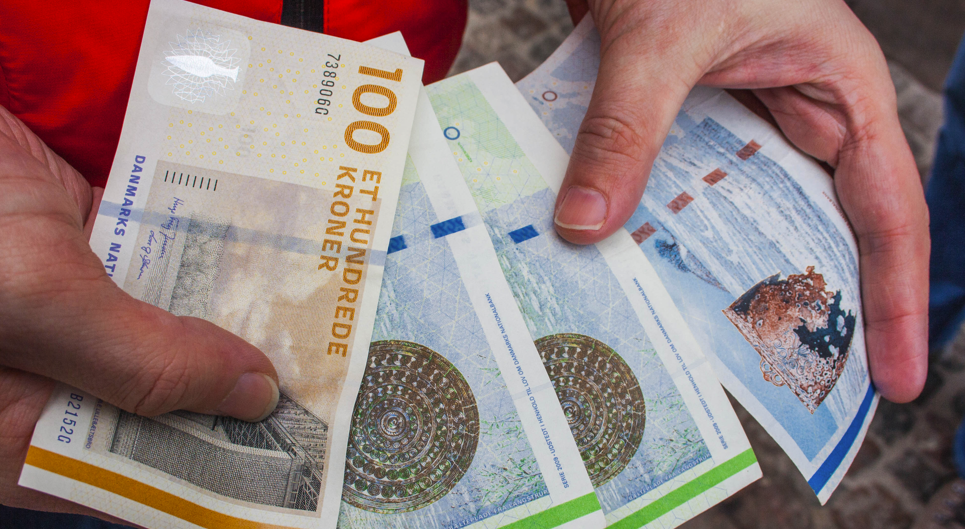 Flere danskere har kontanter liggende derhjemme: Nu udsender Nationalbanken en klar opfordring