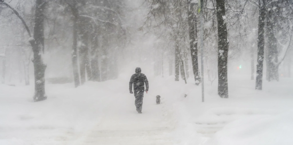 Kan det virkelig passe? DMI melder om tocifrede frostgrader og snebyger