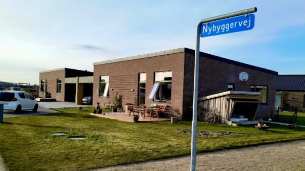 Så du Nybyggerne? Nu kan en af de tre “taber-huse” blive dine: Køb dem med enrom rabat