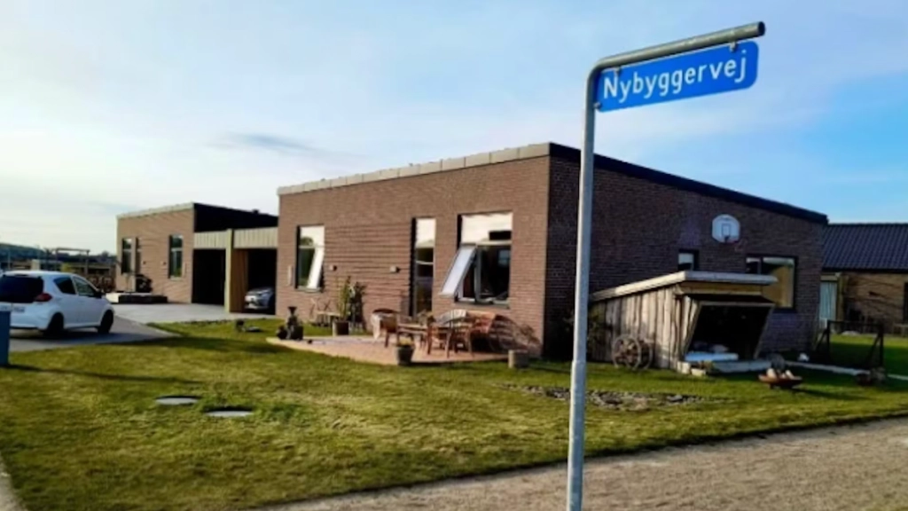 Så du Nybyggerne? Nu kan en af de tre “taber-huse” blive dine: Køb dem med enrom rabat