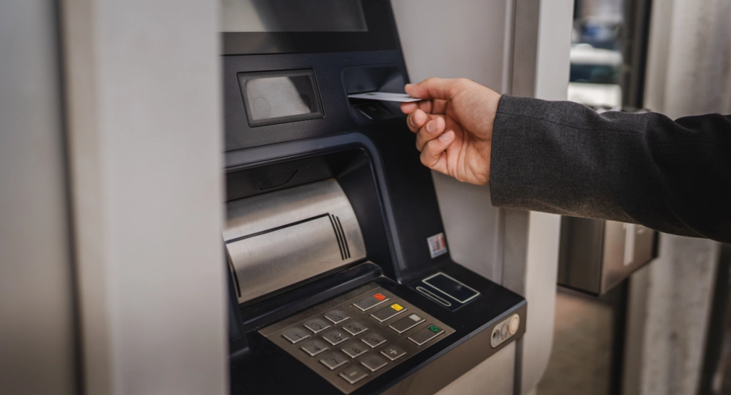 Undgå at hæve penge, hvis du bemærker dette i en hæveautomat