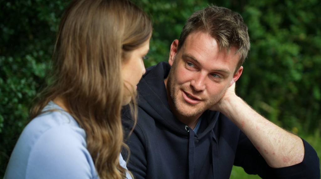 Fødsel tog uventet drejning for ‘Kærlighed hvor kragerne vender’-par: “Mistanke om indre skader”